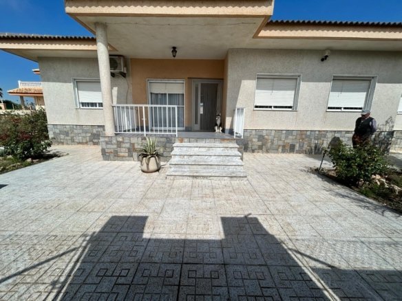Villa for sale in Los Alcazares