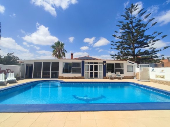 Villa for sale in Gea Y Truyols