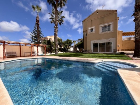 Villa for sale in La Zenia