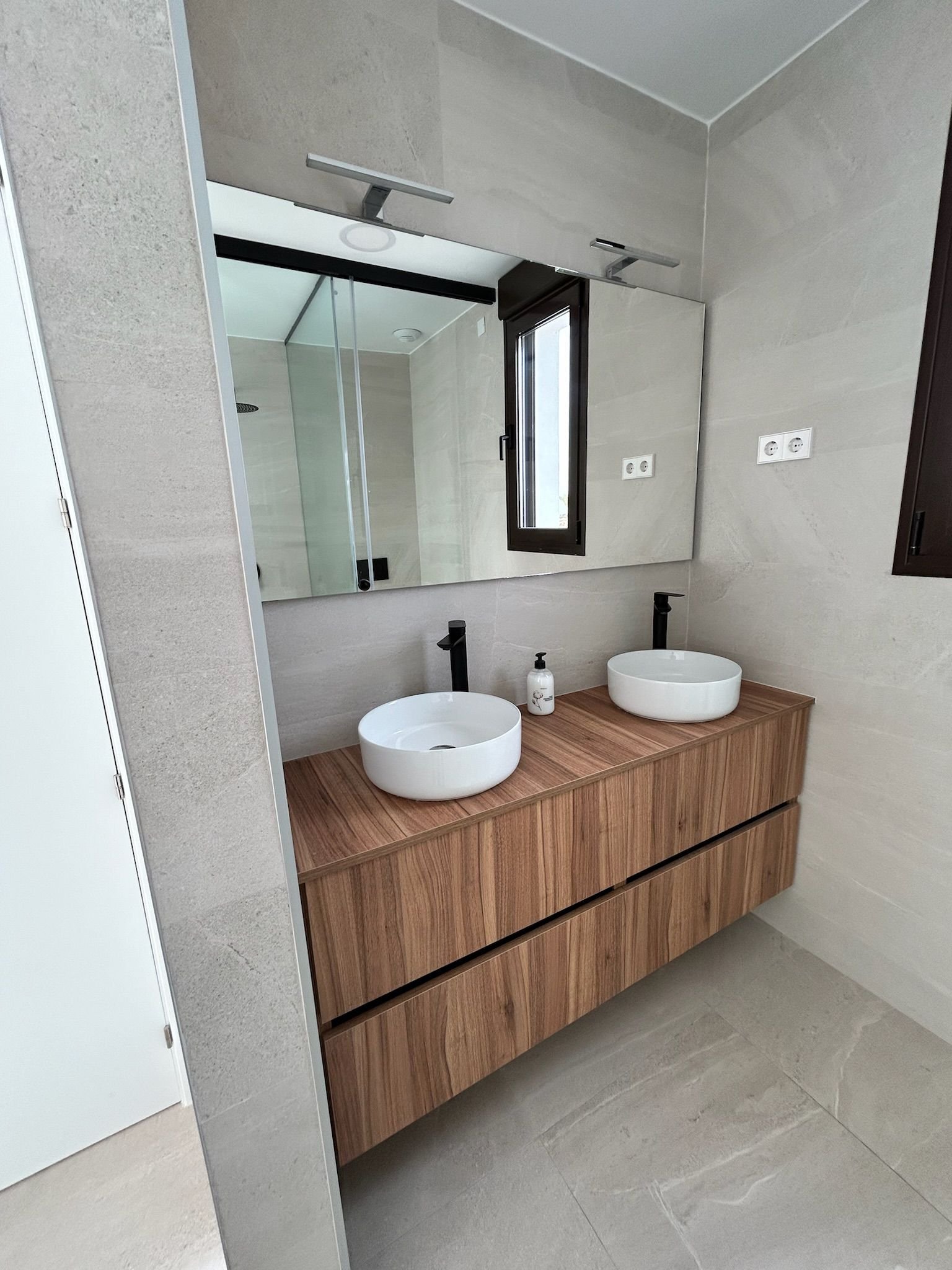 47a5ce3f-5925-4da3-9bc7-b56f5e7d6929