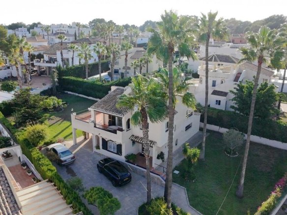 Villa for sale in Villamartin