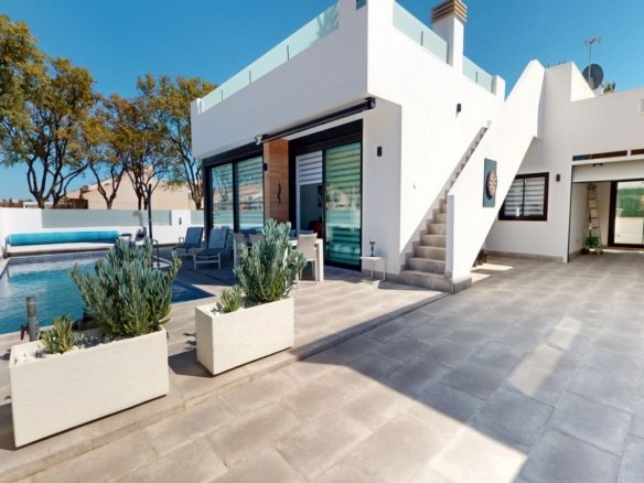 Villa for sale in Los Alcazares