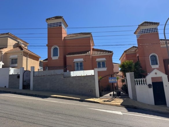 Villa for sale in San Miguel de Salinas
