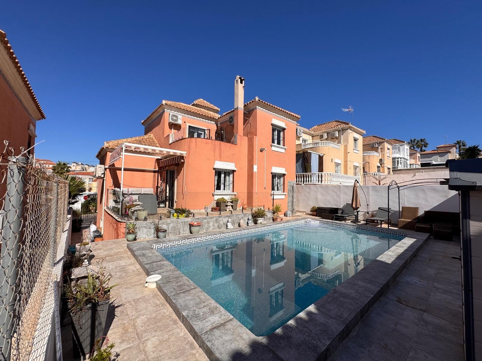 o_1jjjhjjei1k5kcp4an212am1qo22s