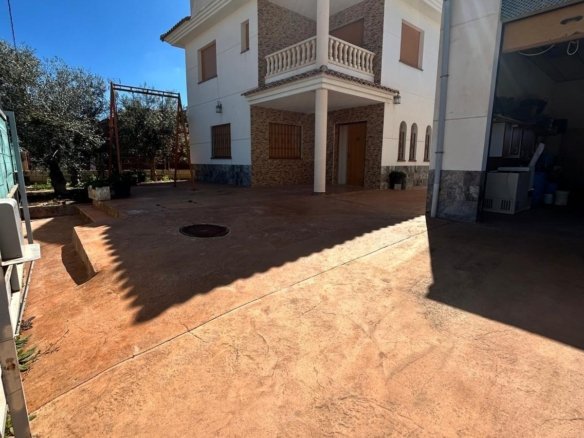 Villa for sale in Los Alcazares