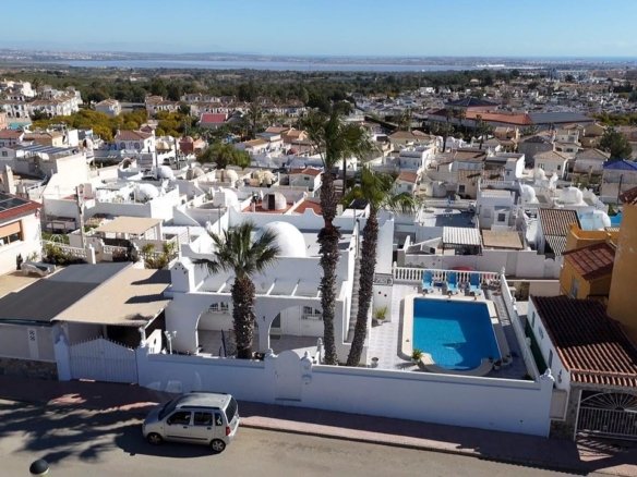 Villa for sale in Villamartin