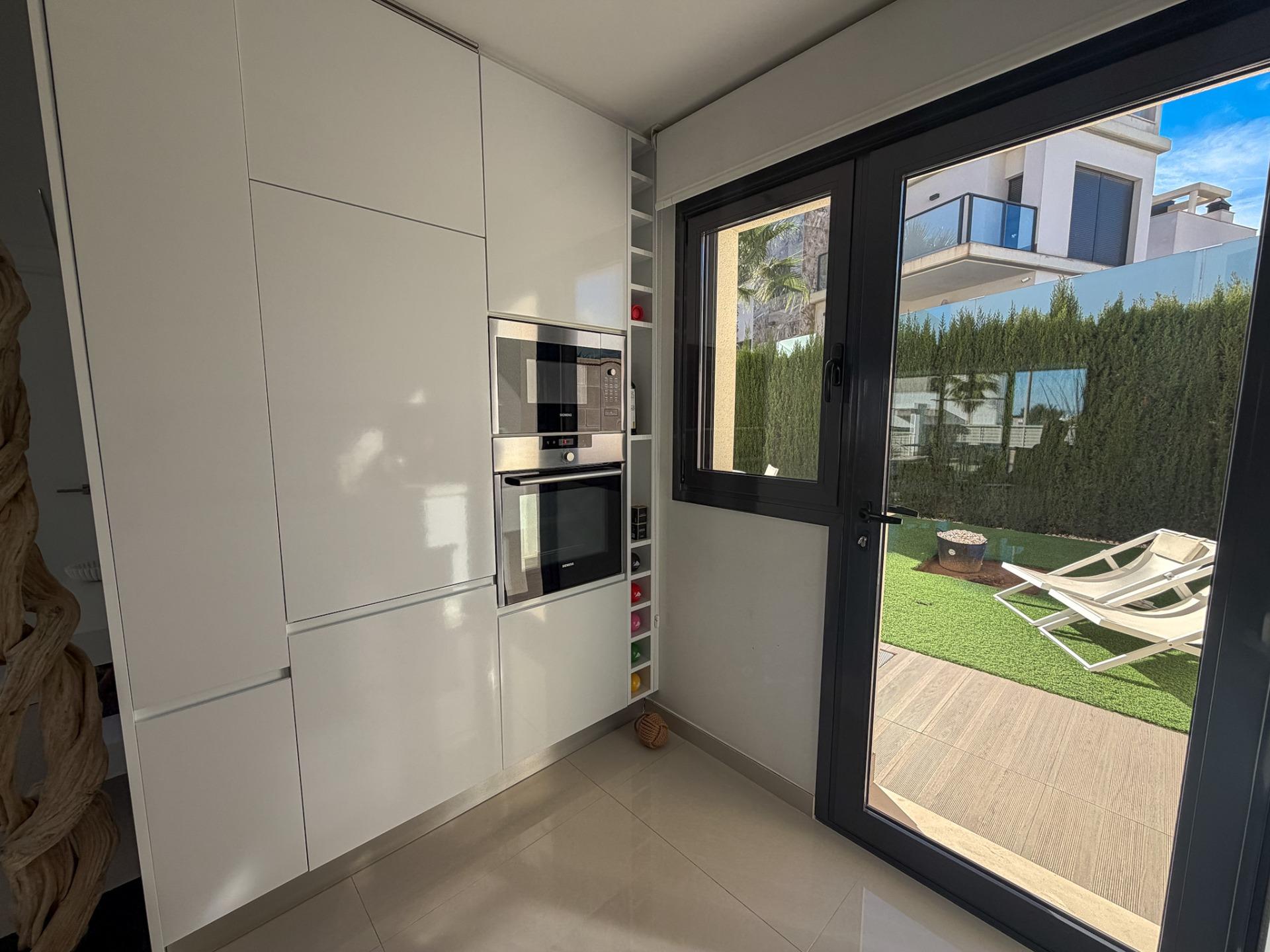 8-12 Villa in San Miguel de Salinas, Alicante