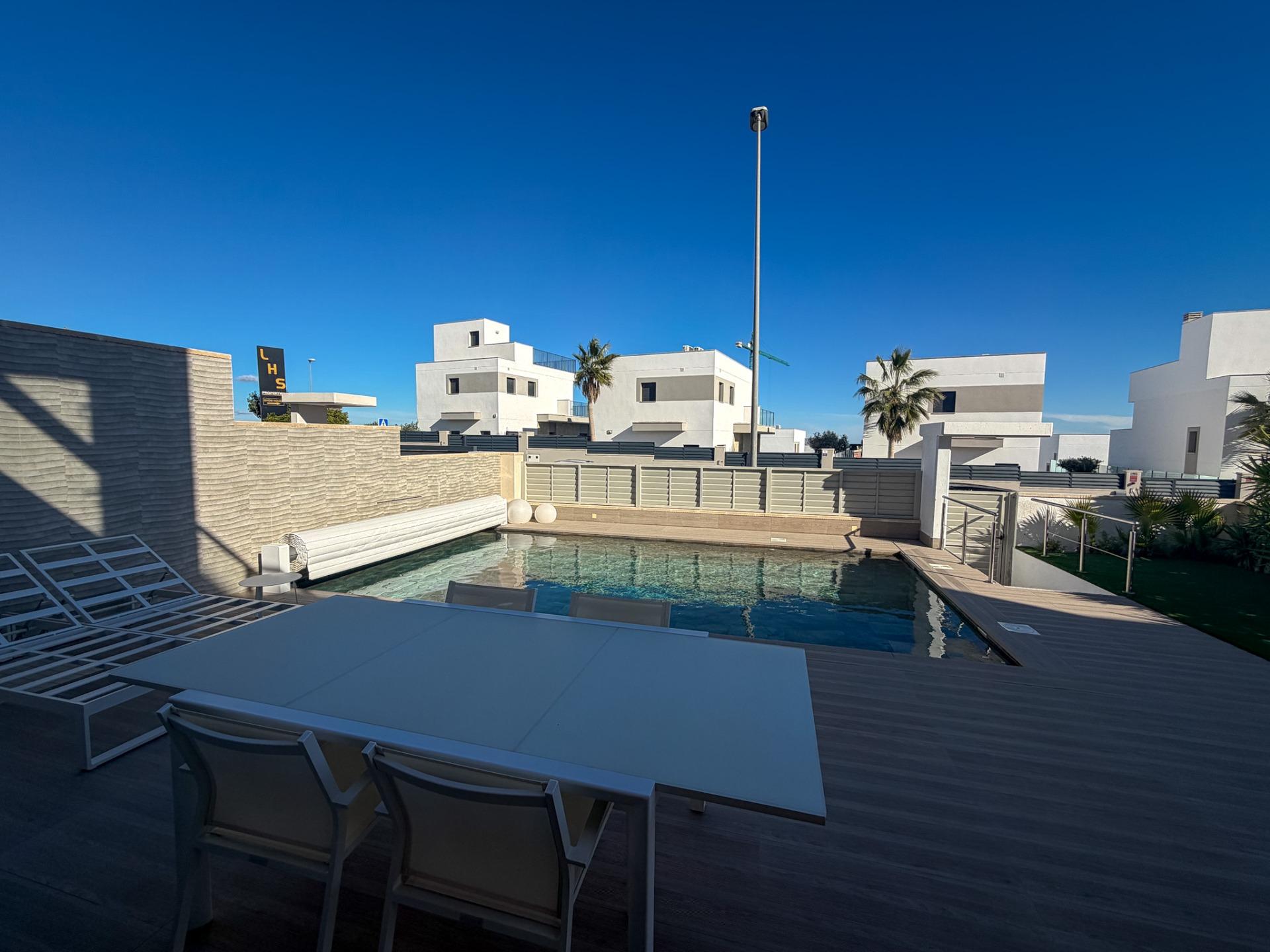 8-28 Villa in San Miguel de Salinas, Alicante