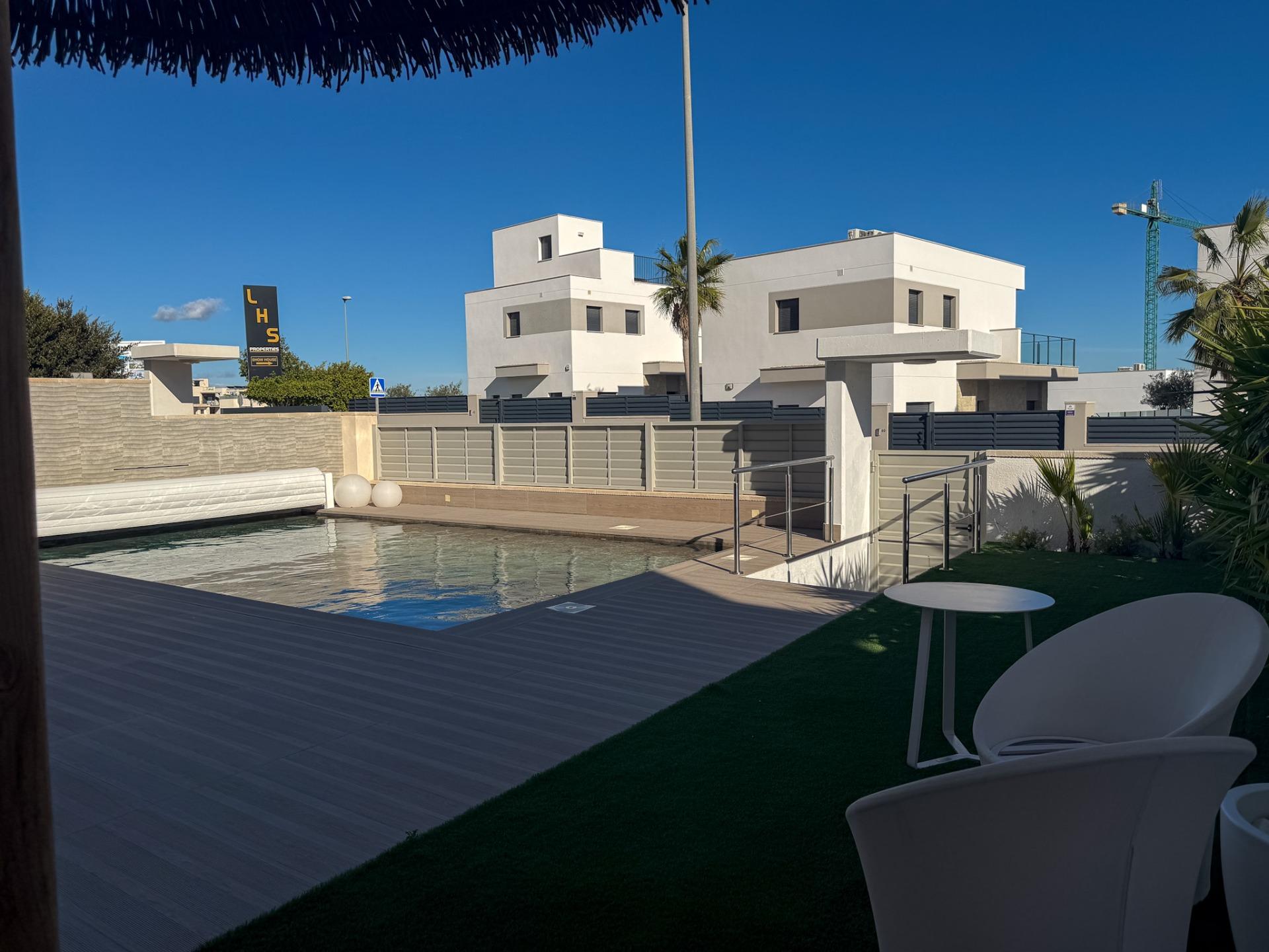 8-3 Villa in San Miguel de Salinas, Alicante