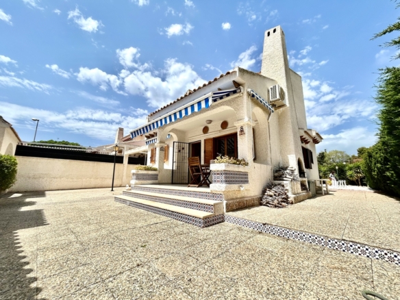 Villa for sale in La Zenia