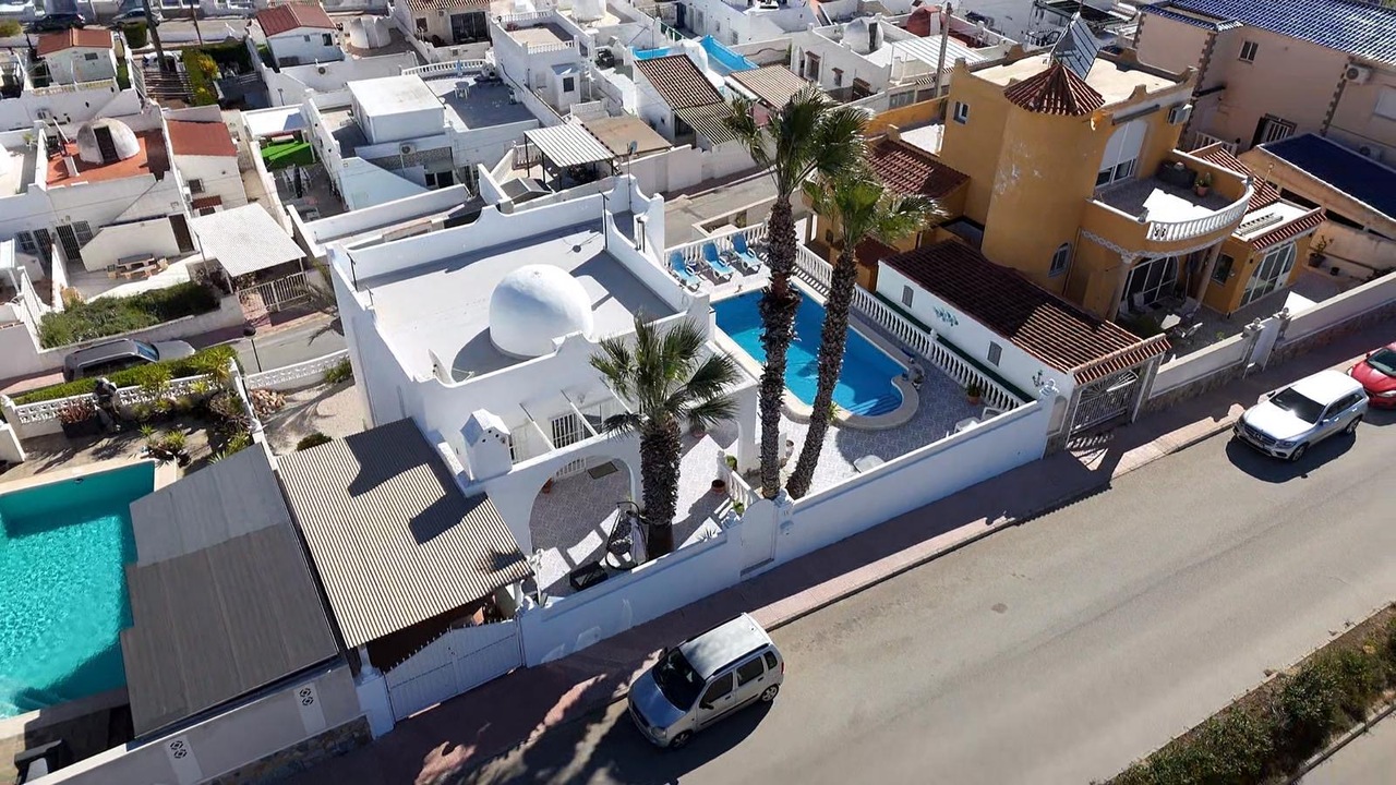 b40adb2f-afb2-4937-a982-24b1d79d3e2d_xlarge Villa in Villamartin, Alicante