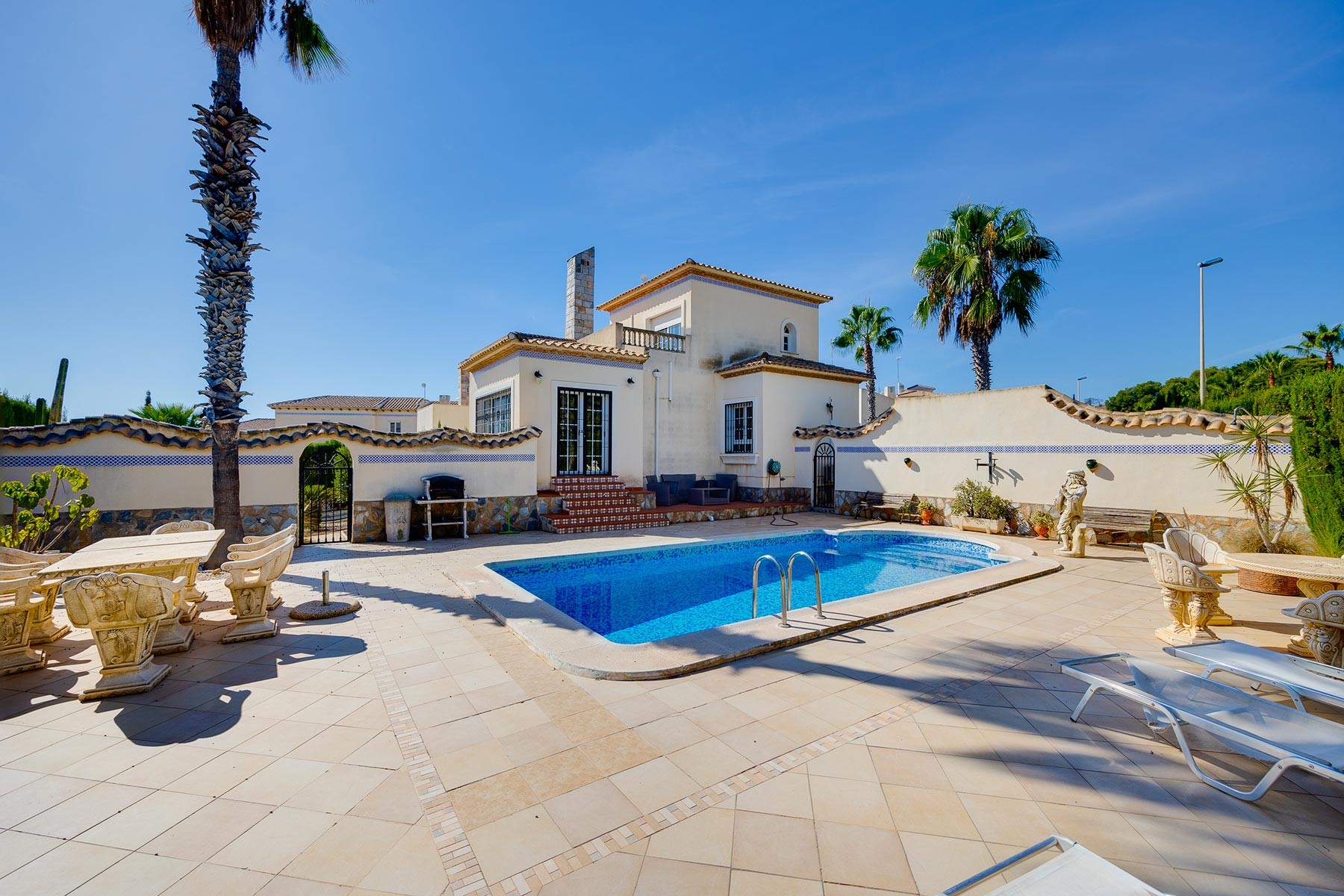 o_1j6fcnldn1f2c1ctd16551qdc1n9h3n.jpg Villa for sale in Orihuela Costa