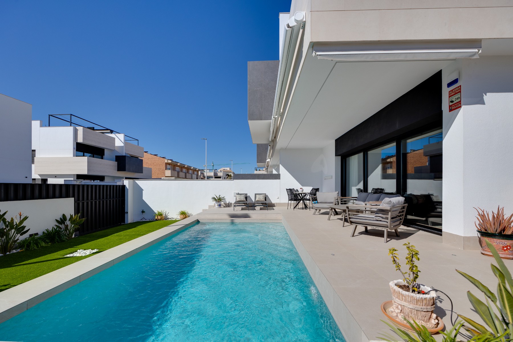 o_1jhbbh2iv52m1o3df731fu9hg73u Bungalow in Pilar de La Horadada, Alicante
