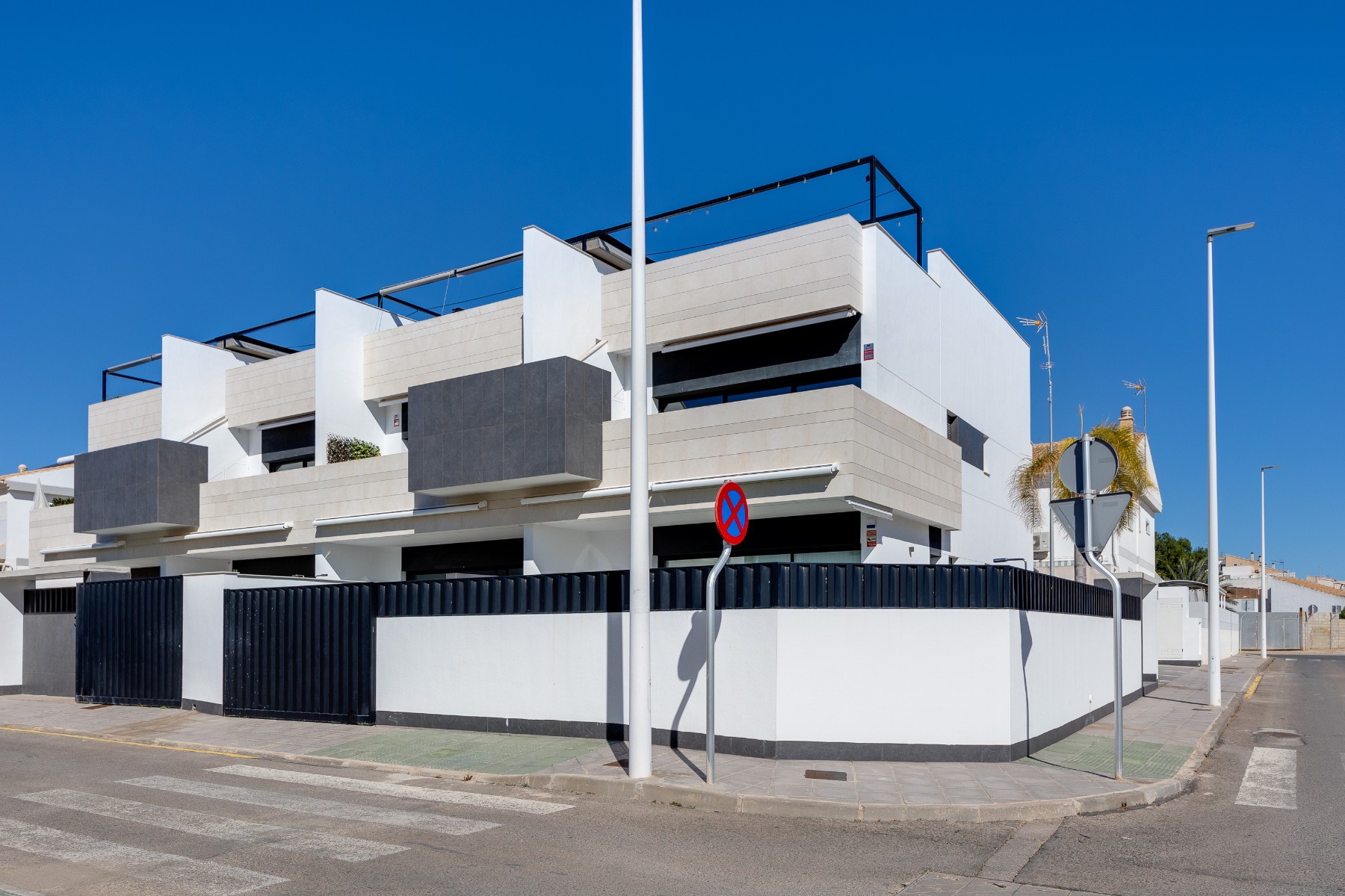 o_1jhbbh2ivqdc1guc9vm1e7t5893k Bungalow in Pilar de La Horadada, Alicante