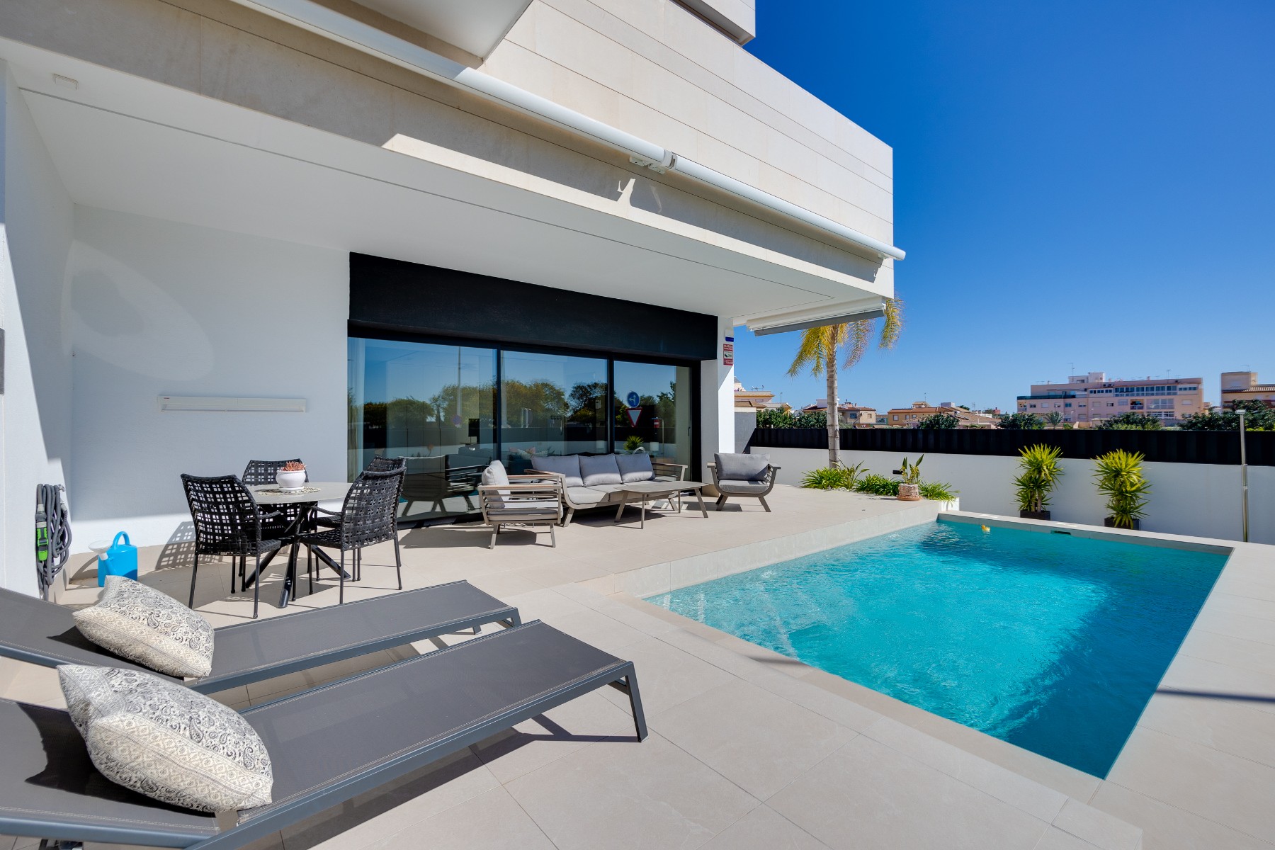 o_1jhbbh2ivrae1eededmdnck6441 Alicante – Sunrise Dream Properties