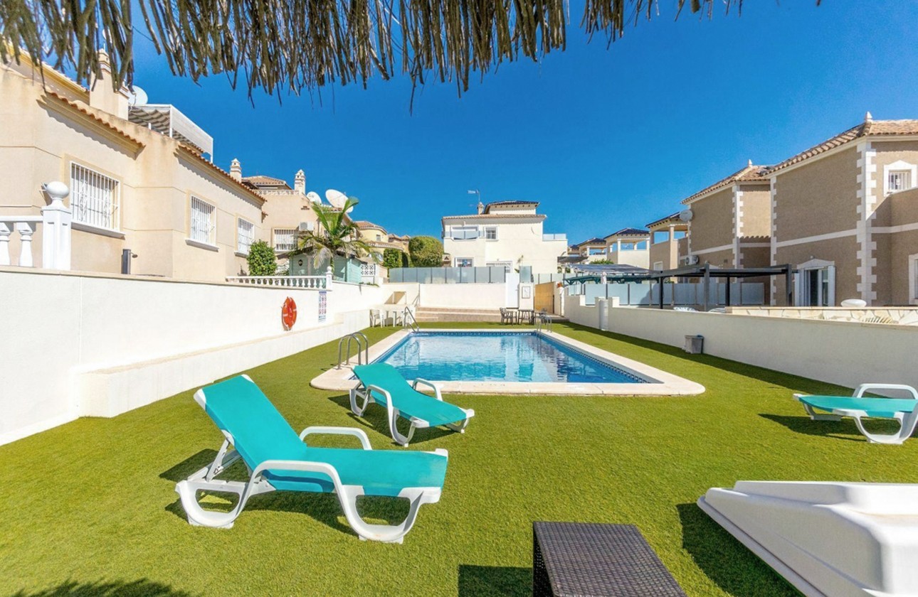 o_1jj1icppi1grh10sp1r0s4aeu241l Bungalow in San Miguel de Salinas, Alicante
