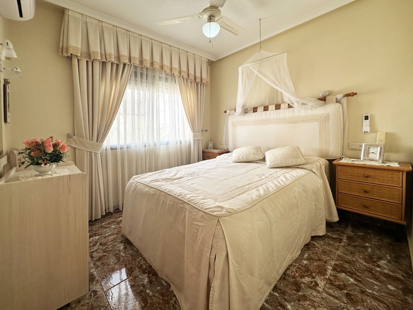 o_1jkg65oco1cmm1df7lu1o1t1eus40 Town House in Orihuela Costa, Alicante