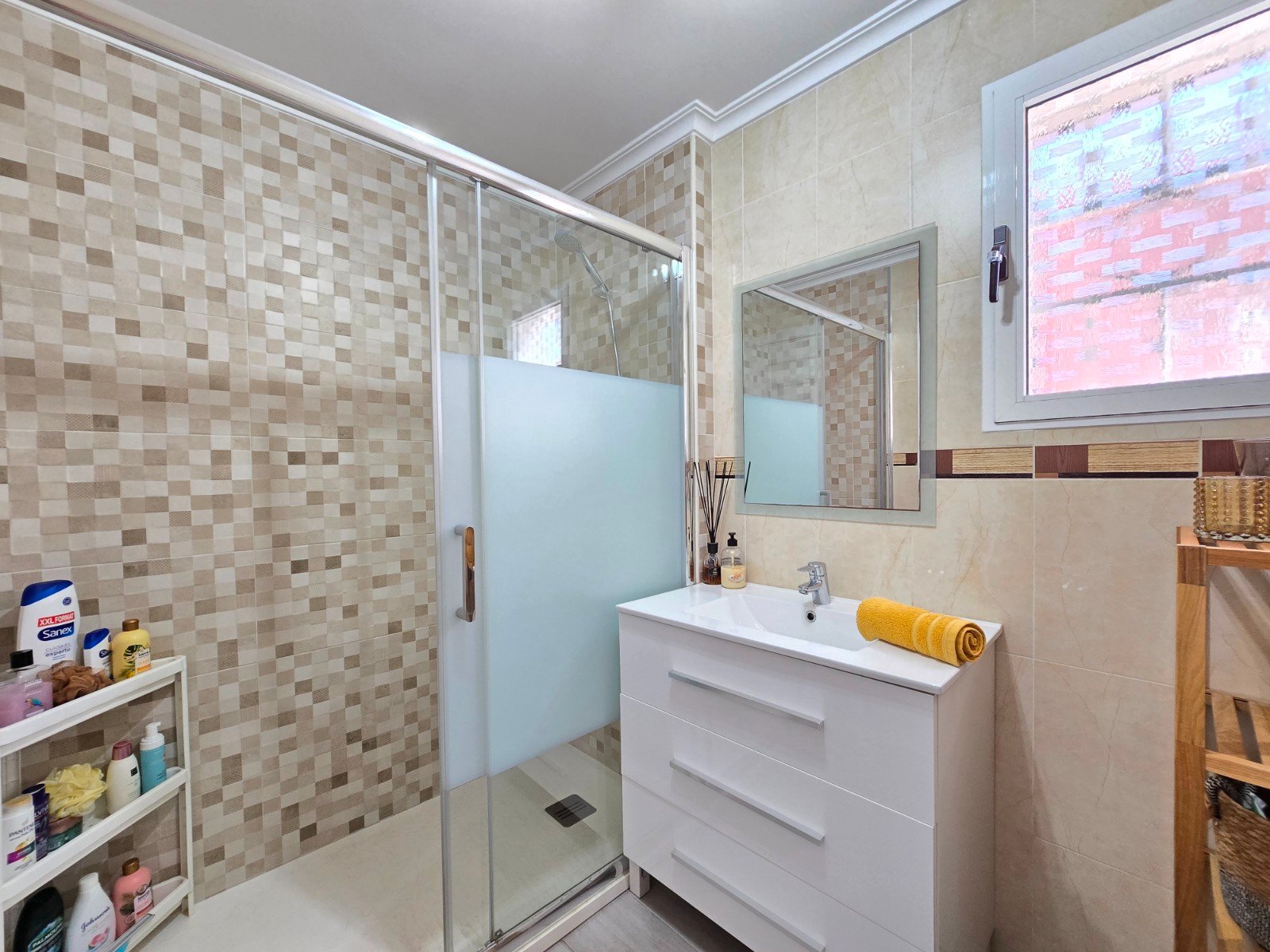 o_1jlho1gva1e1r50radi12n215q73i