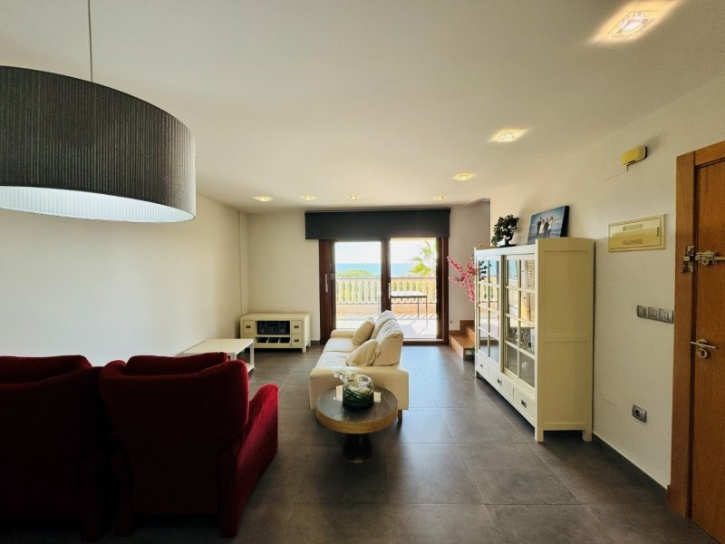 o_1jlm1qfoi5gbd4g1l11p7qm8v4a