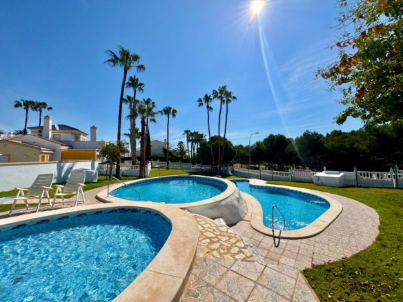 Bungalow for sale in Orihuela Costa