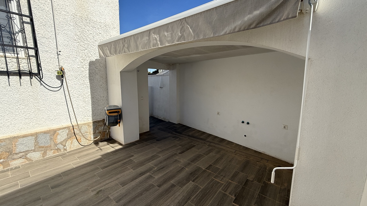 IMG_2003_xlarge Villa in Villamartin, Alicante