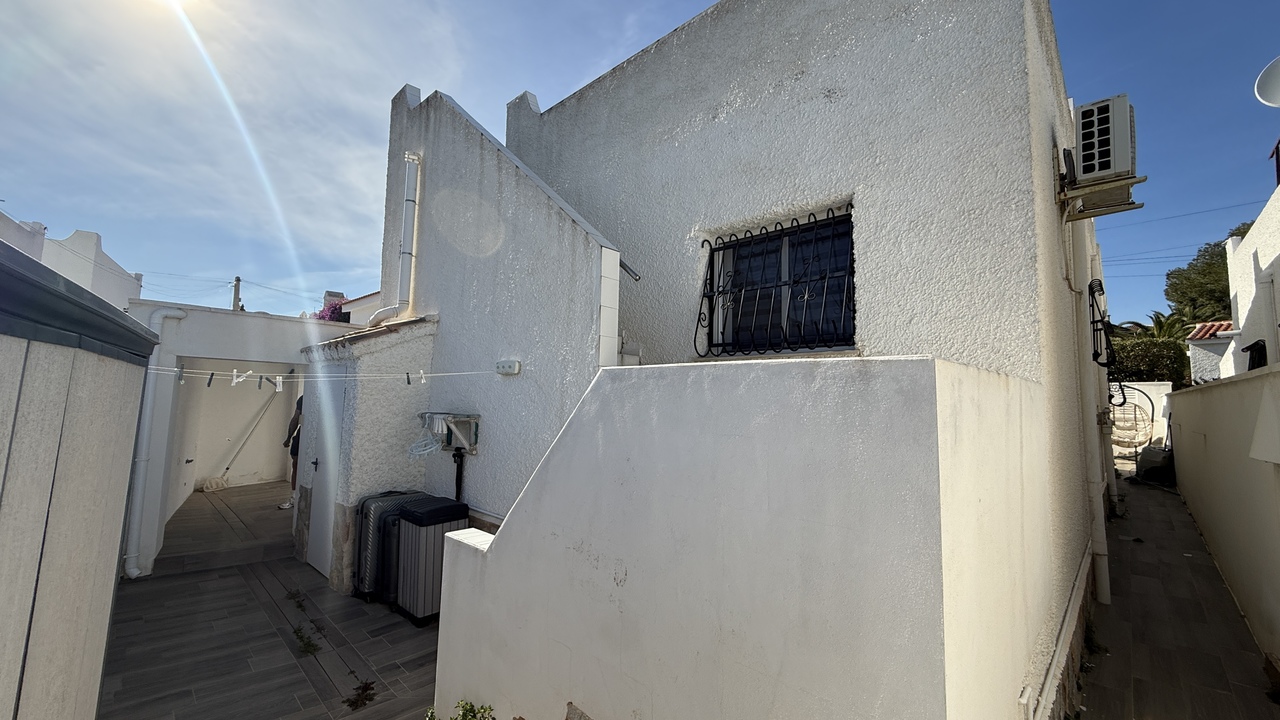 IMG_2007_xlarge Villa in Villamartin, Alicante
