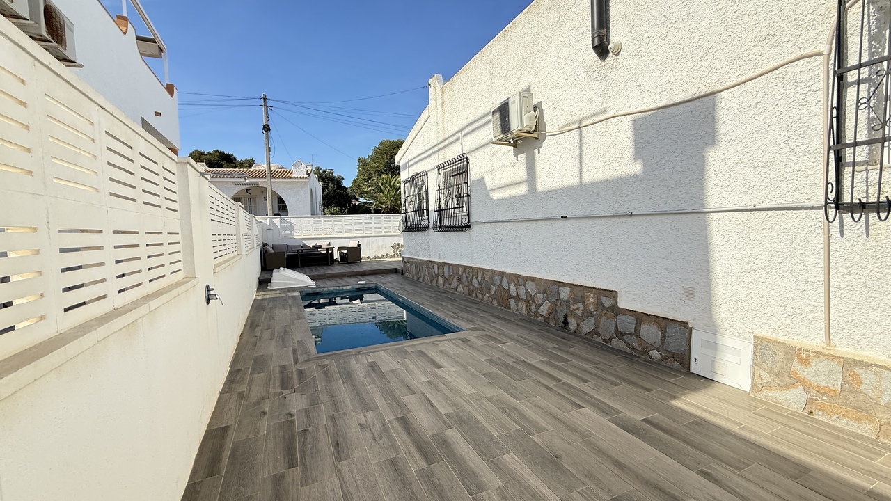 IMG_2014_xlarge Villa in Villamartin, Alicante