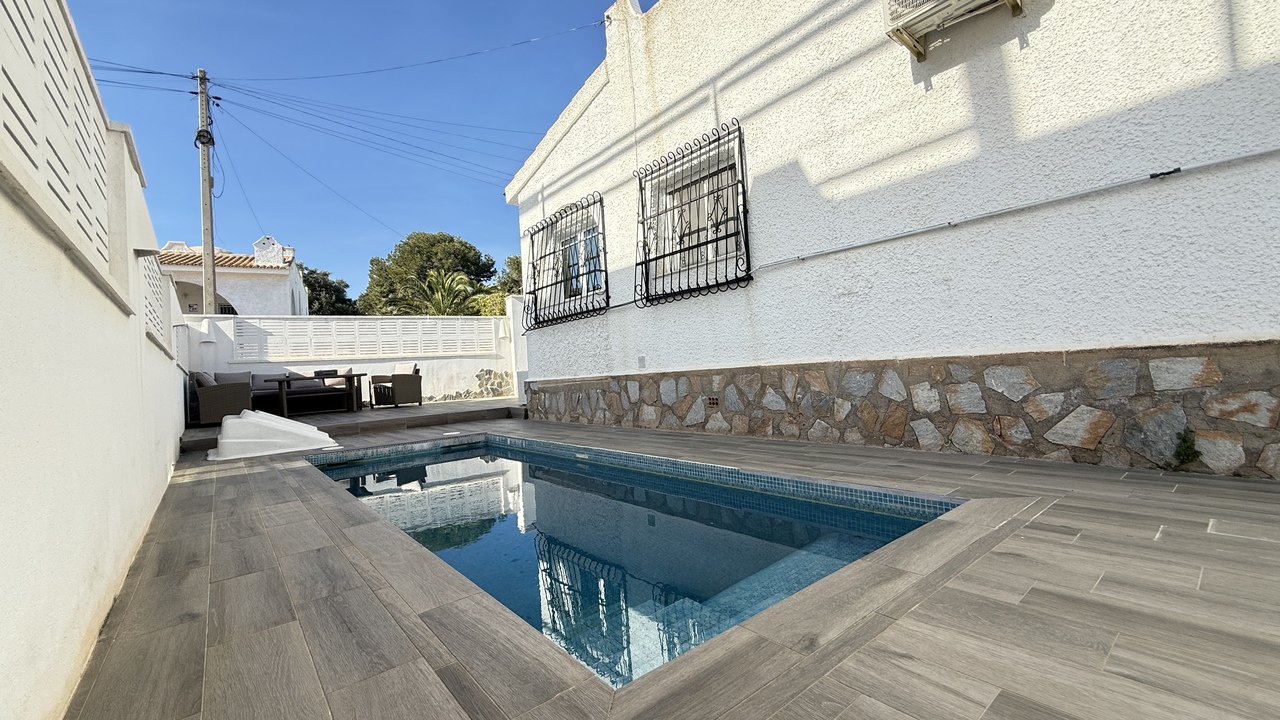IMG_2015_xlarge Villa in Villamartin, Alicante