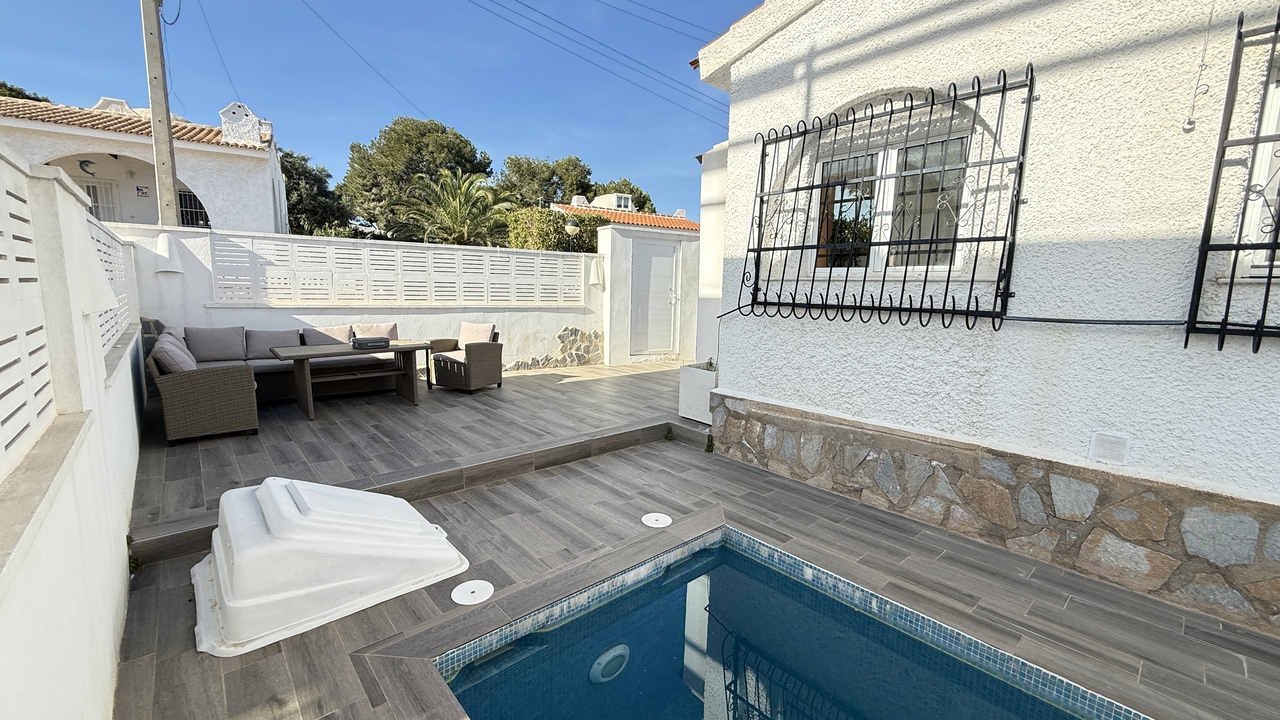 IMG_2016_xlarge Villa in Villamartin, Alicante