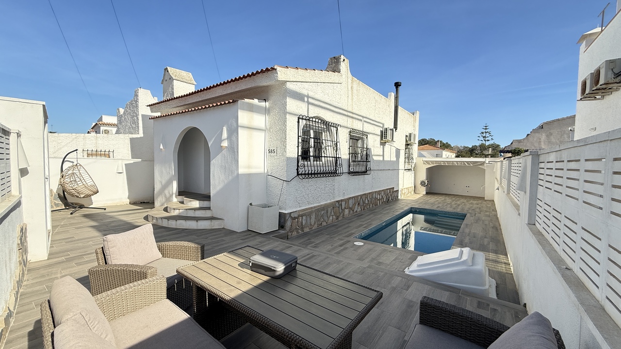 IMG_2019_xlarge Villa in Villamartin, Alicante