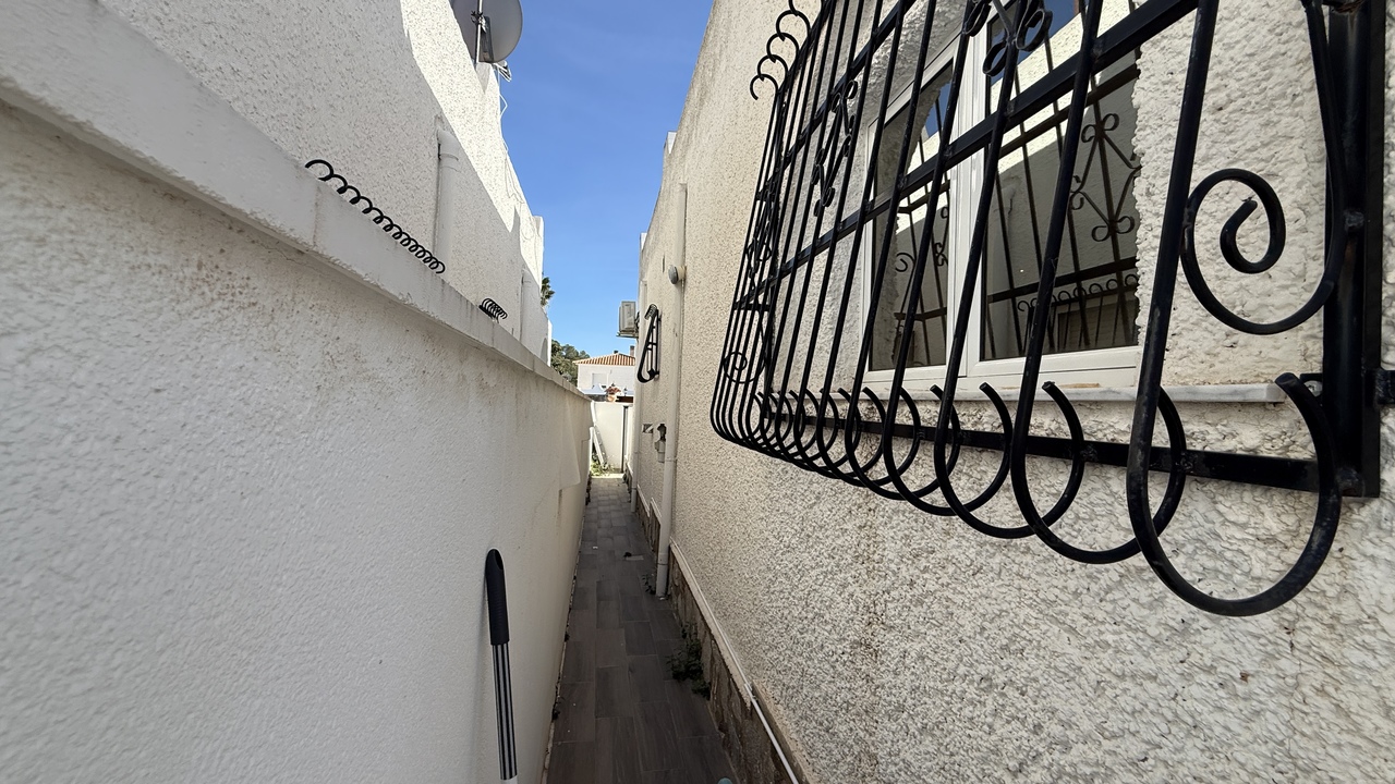 IMG_2022_xlarge Villa in Villamartin, Alicante