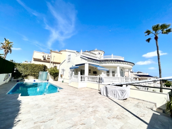 Villa for sale in Pinar de Campoverde