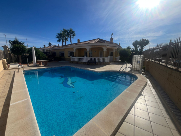Villa for sale in Gea Y Truyols