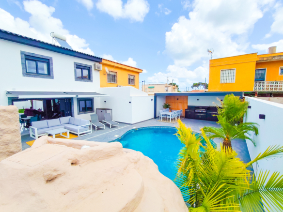 Town House for sale in Los Urrutias