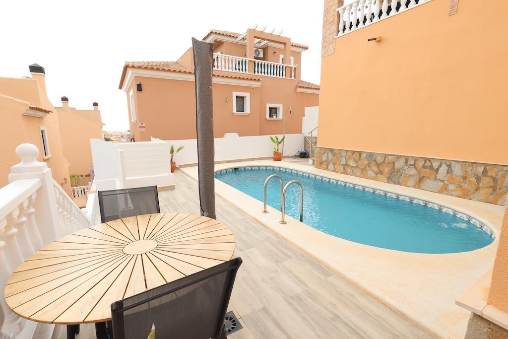 3-28 Villa in San Miguel de Salinas, Alicante