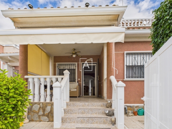 Villa for sale in Pinar de Campoverde