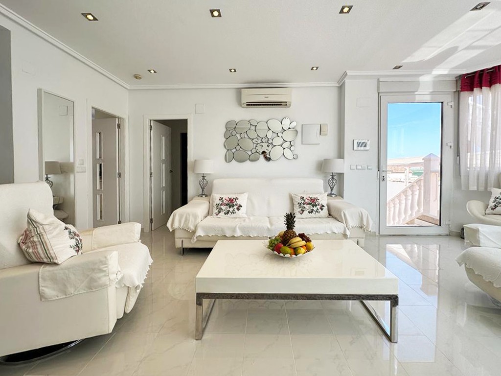 o_1jqm79r3q10lu12tb14qhve18q75p Villa in San Miguel de Salinas, Alicante