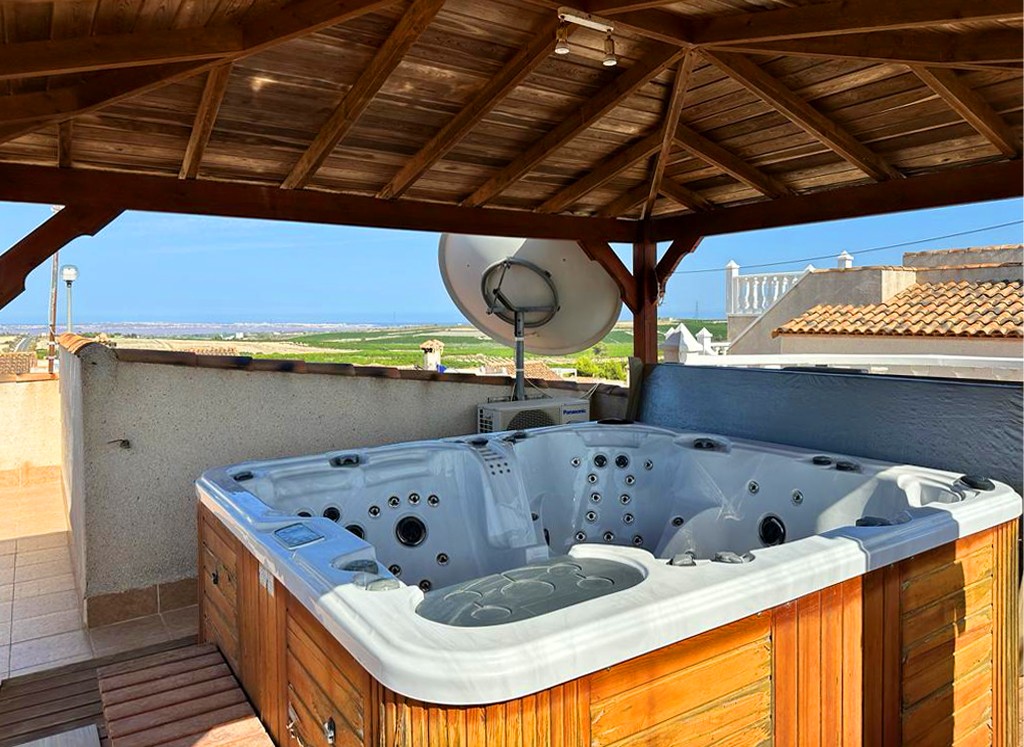 o_1jqm79r4910hq1tv51c3111roi5q6i Villa in San Miguel de Salinas, Alicante