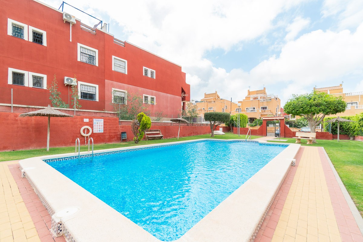 o_1jr7mr8p3vmk10np1fhd1cbubv43m Apartment in Orihuela Costa, Alicante