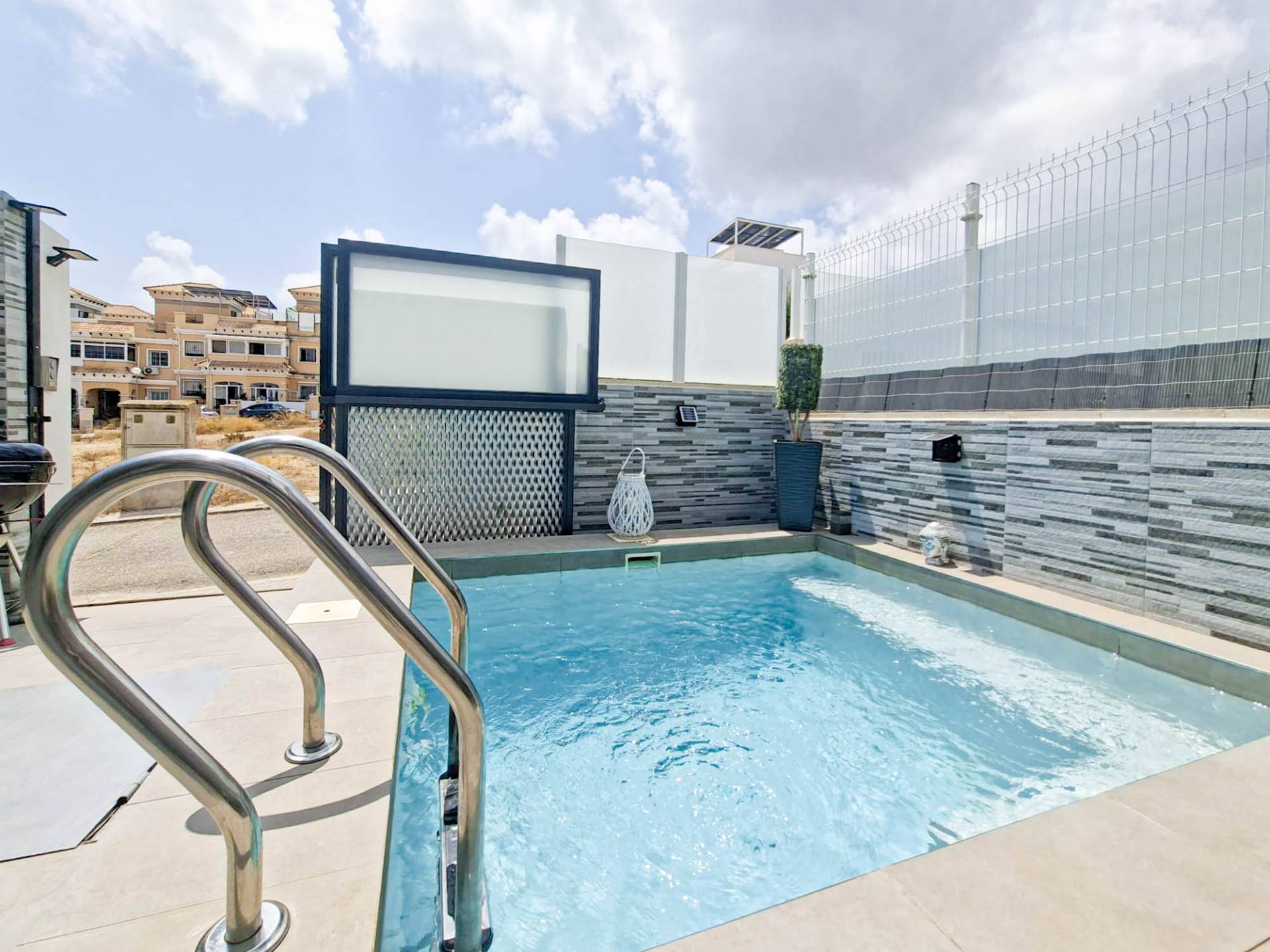 0XLKUwh5IMcJfXFL4kovxhxkJ3hrDCce Villa in Villamartin, Alicante