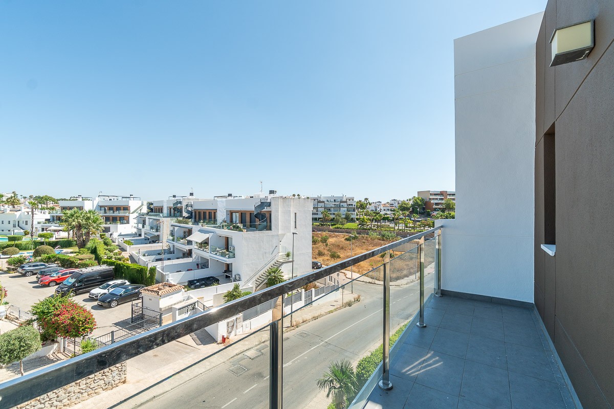 o_1jt13sajr1ppt1ep3ien1j713vg4g Penthouse in Villamartin, Alicante