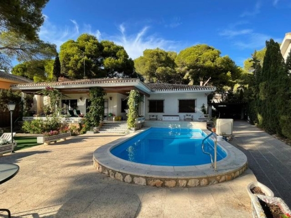 Villa for sale in Campoamor