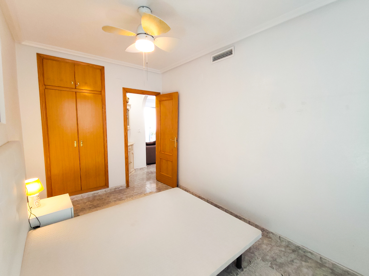 2_bedroom_beachside_apartment_in_guardamar_del_segura15_xlarge Apartment in Guardamar del Segura, Alicante