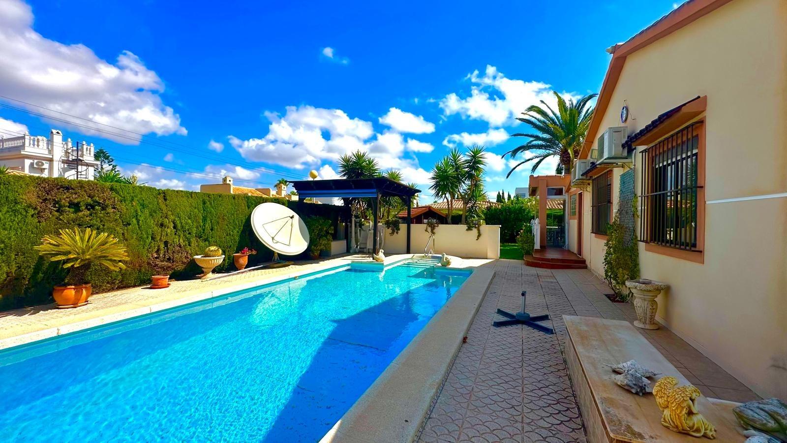 3-14 Villa in Cabo Roig, Alicante