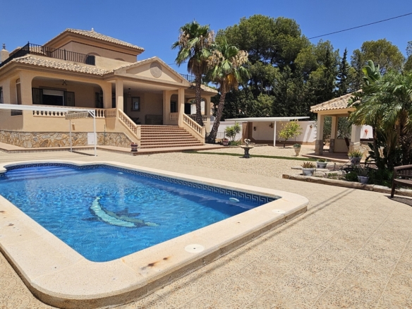 Villa for sale in Pinar de Campoverde