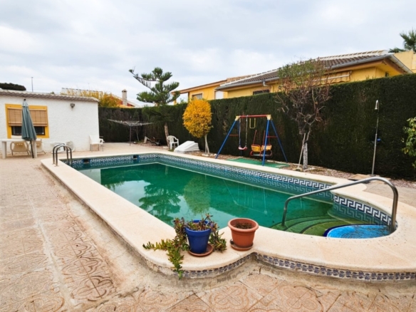 Villa for sale in Los Alcazares