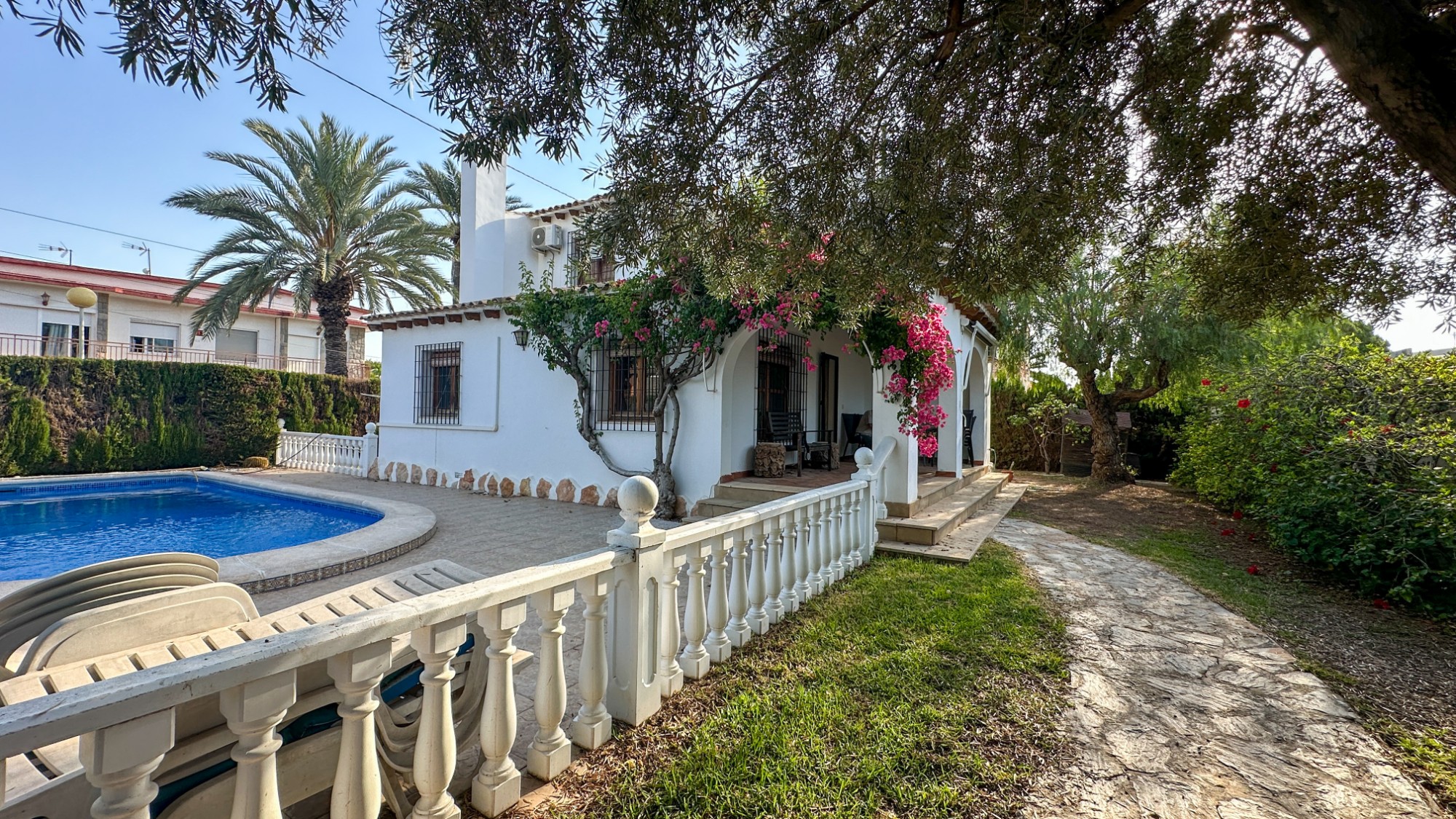 o_1jscka52k2h01jq466j1q0pl4l3r Villa in Cabo Roig, Alicante