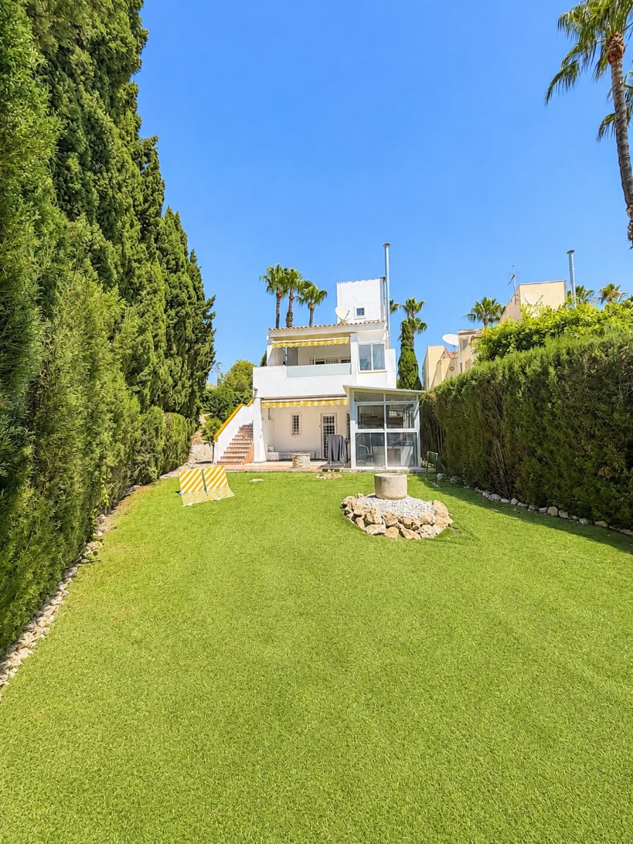 o_1jv8j38d01fp8b3di3ahs7n2m3g Villa in Villamartin, Alicante