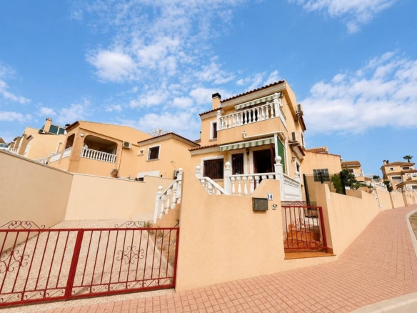 Villa for sale in Villamartin