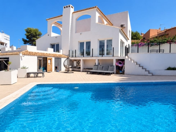 Exceptional 6-Bedroom Detached Villa with Private Pool & Large Plot in Villamartín